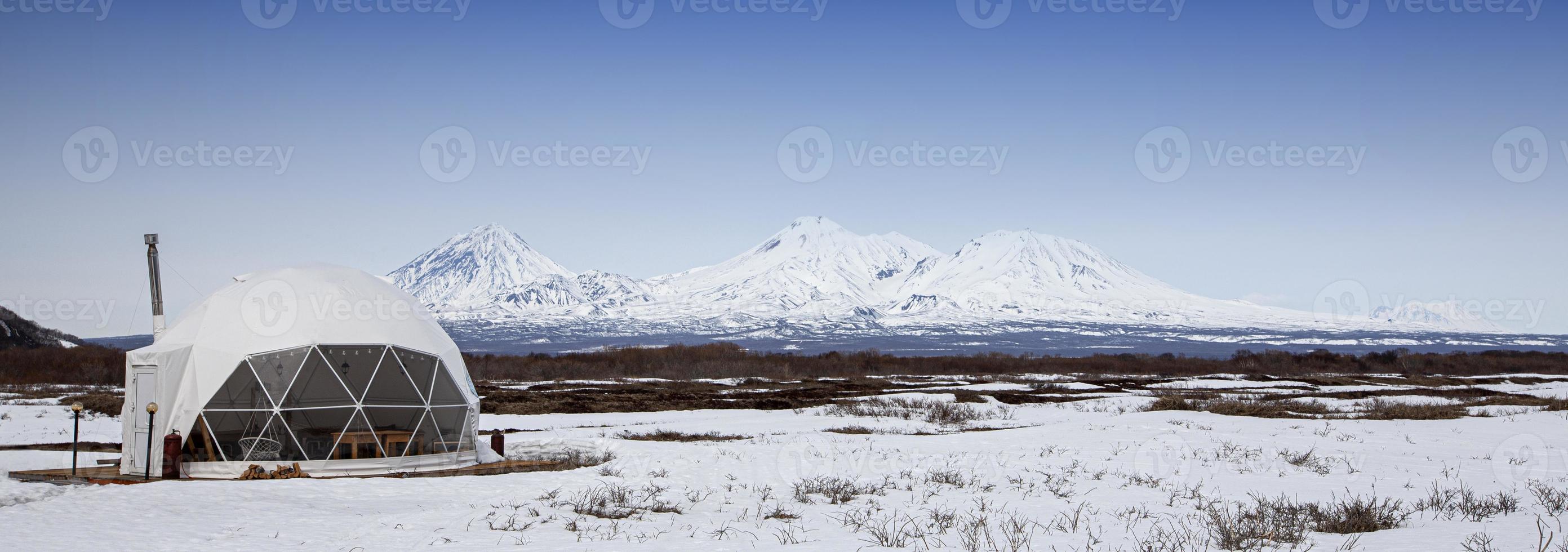 Glamping-Haus und Vulkan, ländliche Landschaft, Zelthäuser auf der Halbinsel Kamtschatka. selektiver Fokus. foto