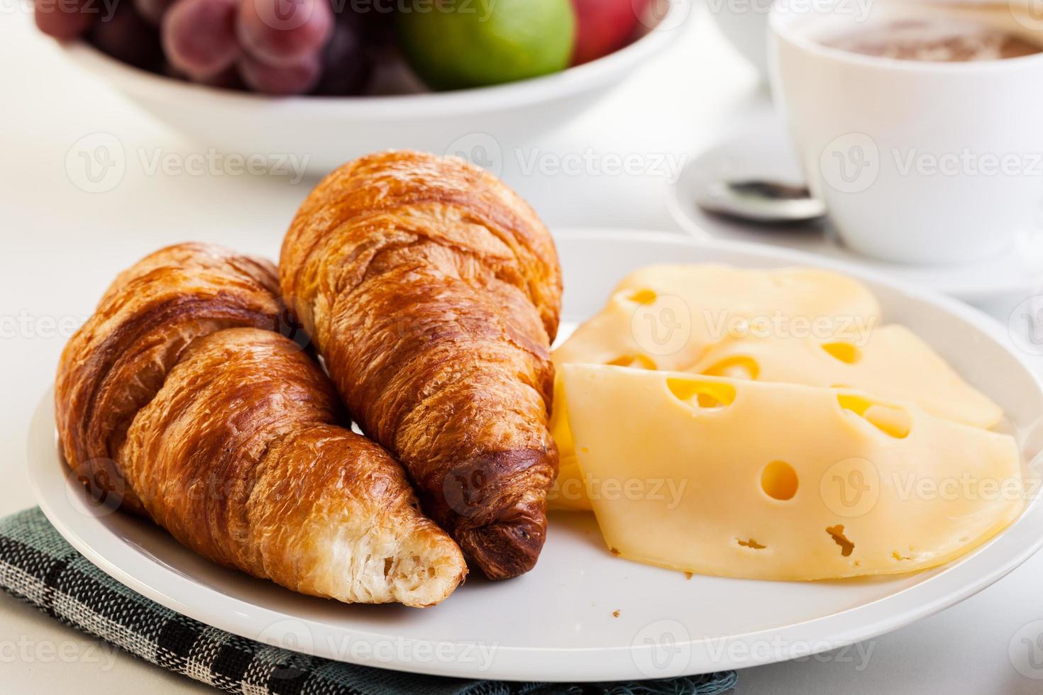 Croissants mit Käse, Obst und Kaffee foto