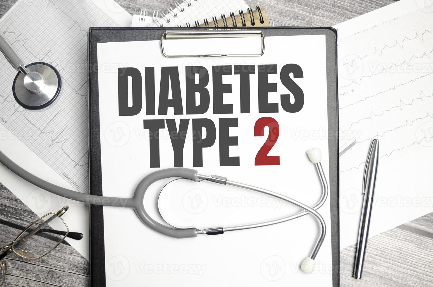 notizbuch mit text diabetes typ 2 mit stift und stethoskop foto