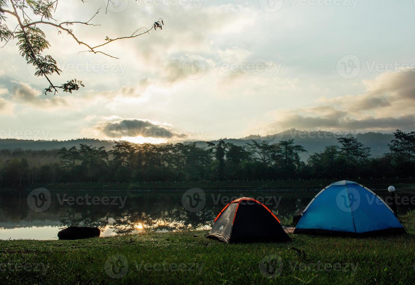 Camping am Fluss Camping im Freien. Glamping-Lebensstil. wilde Campingausflüge. foto