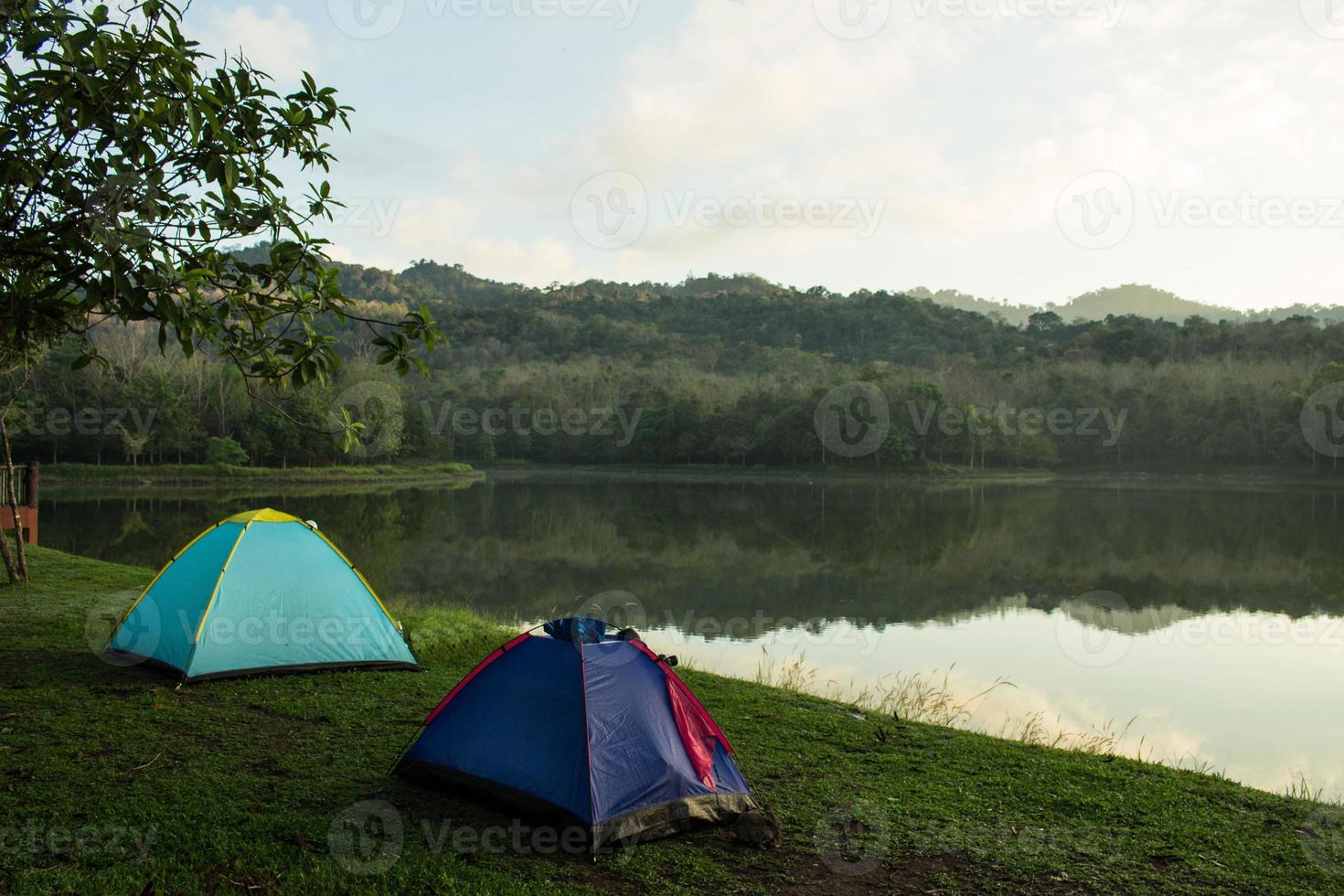 Camping am Fluss Camping im Freien. Glamping-Lebensstil. wilde Campingausflüge. foto