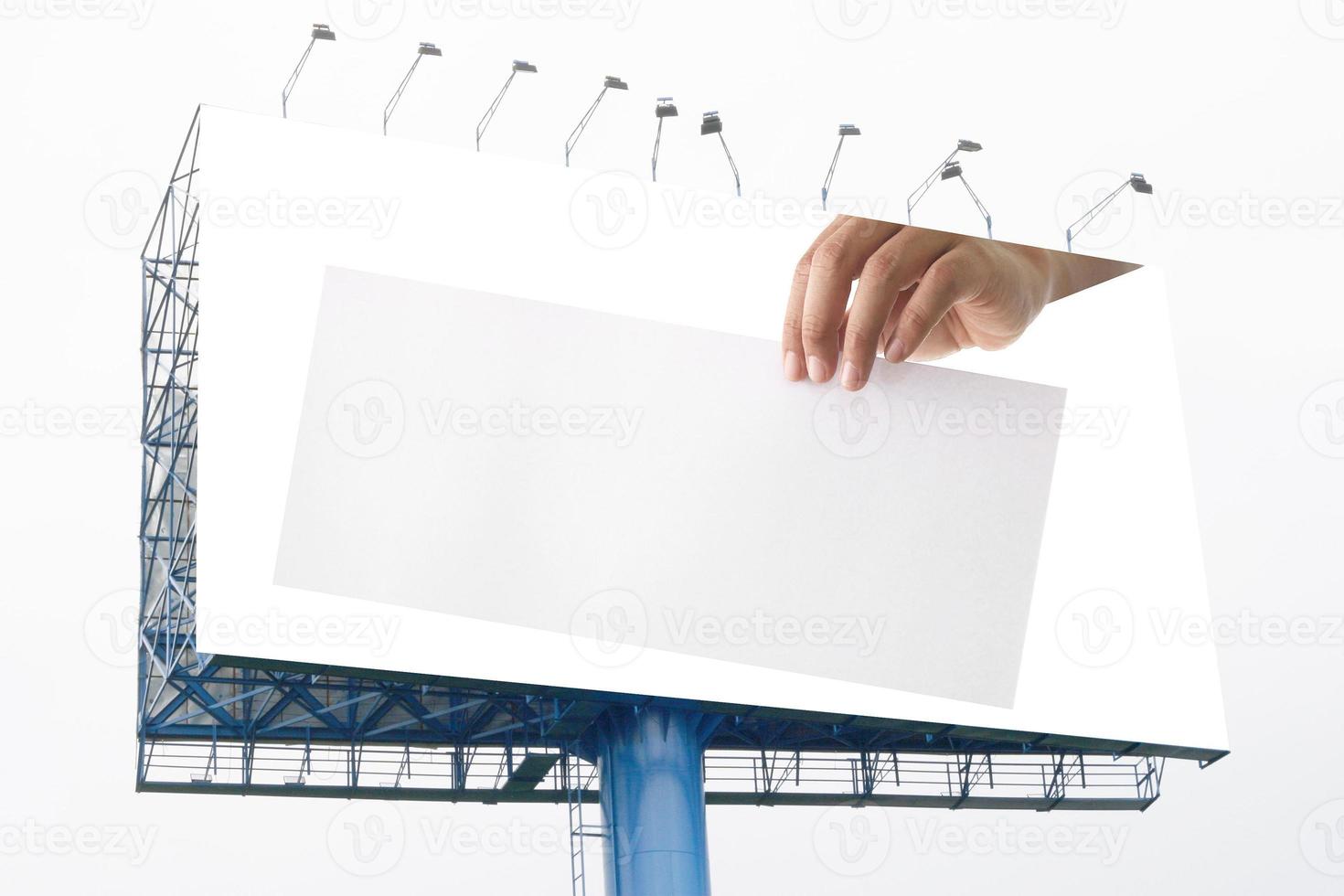 hand, die weißes leeres papier auf großer plakatwand hält foto