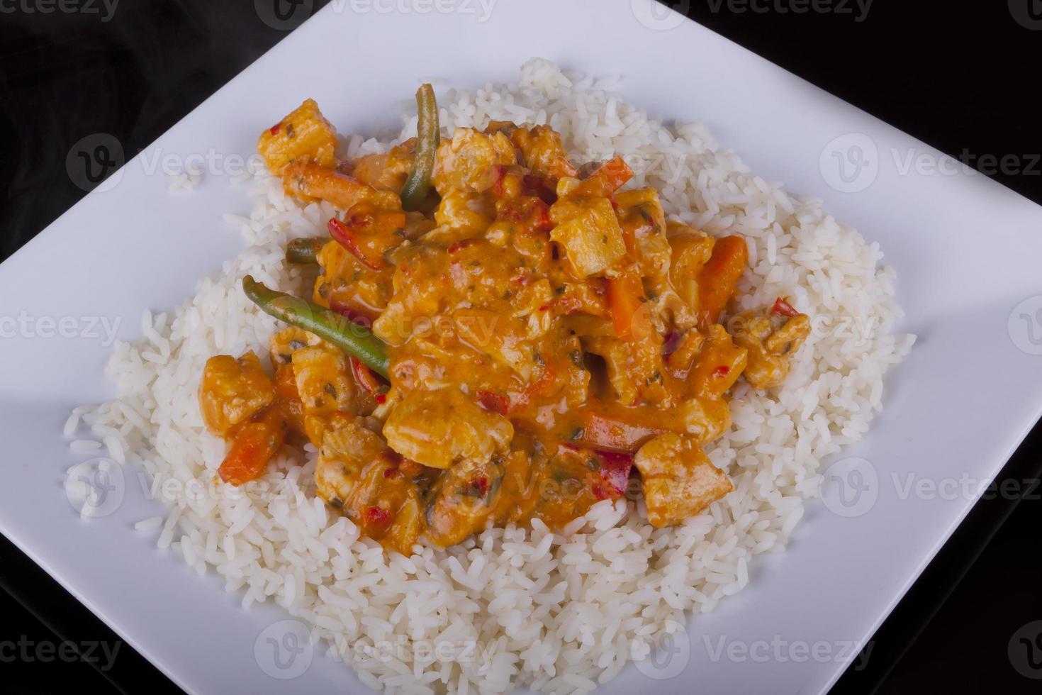 rotes thailändisches Curry mit Reis foto