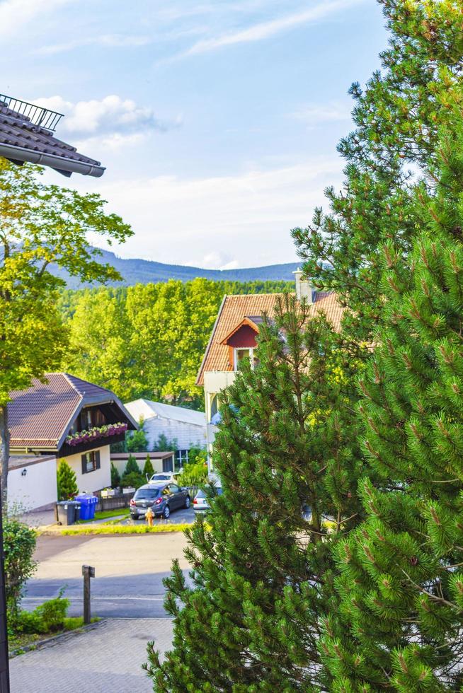 braunlage harz strasse mit autos häuser geschäfte fussgänger berge deutschland. foto