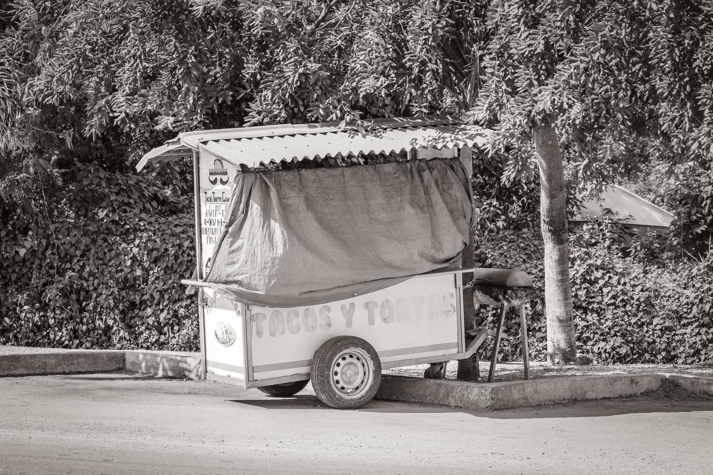 tulum quintana roo mexiko 2018 street food tacos tortas grillgetränke typische straße tulum mexiko. foto