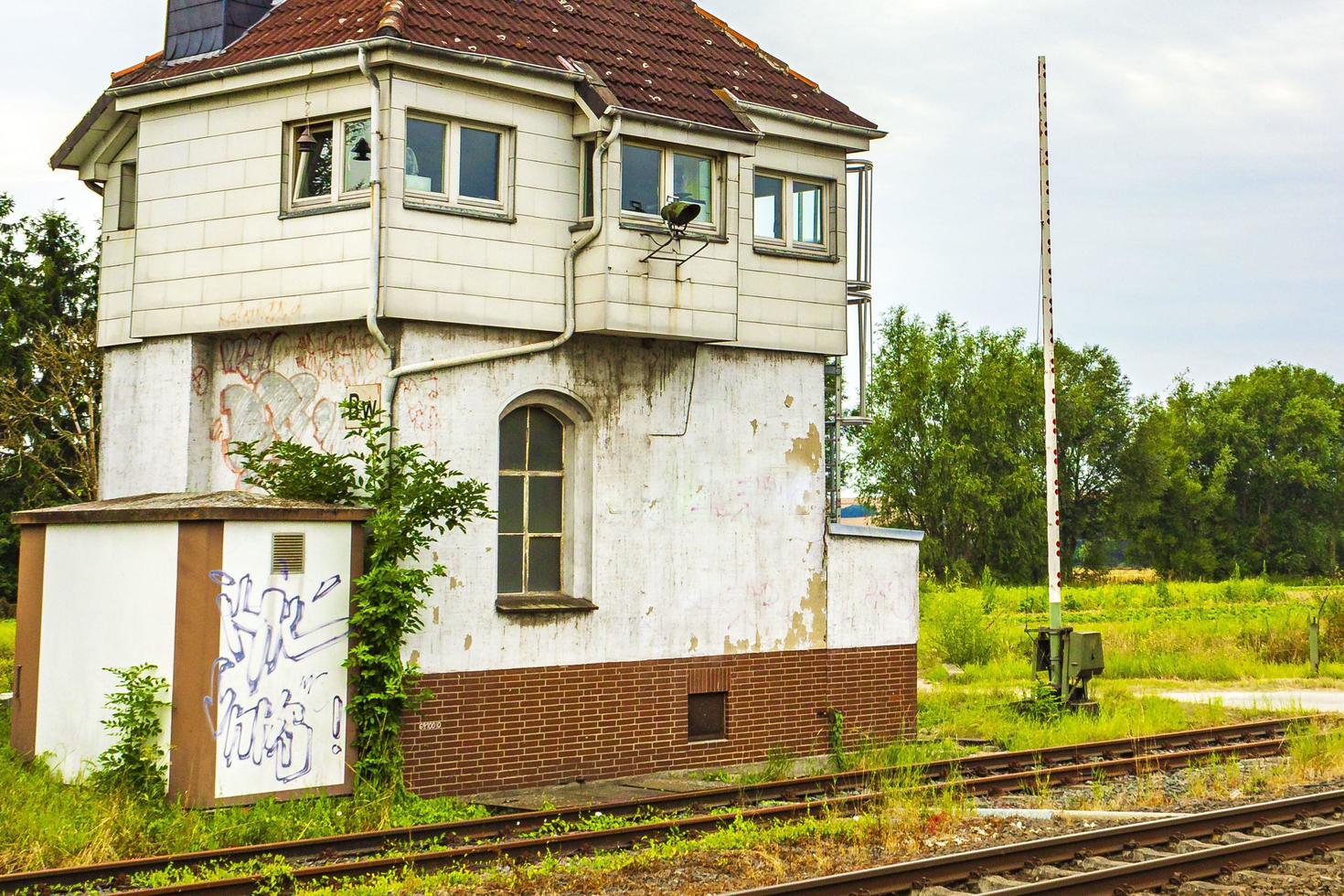 grünes und friedliches bahnhofsgebäude und eisenbahngleise deutschland. foto