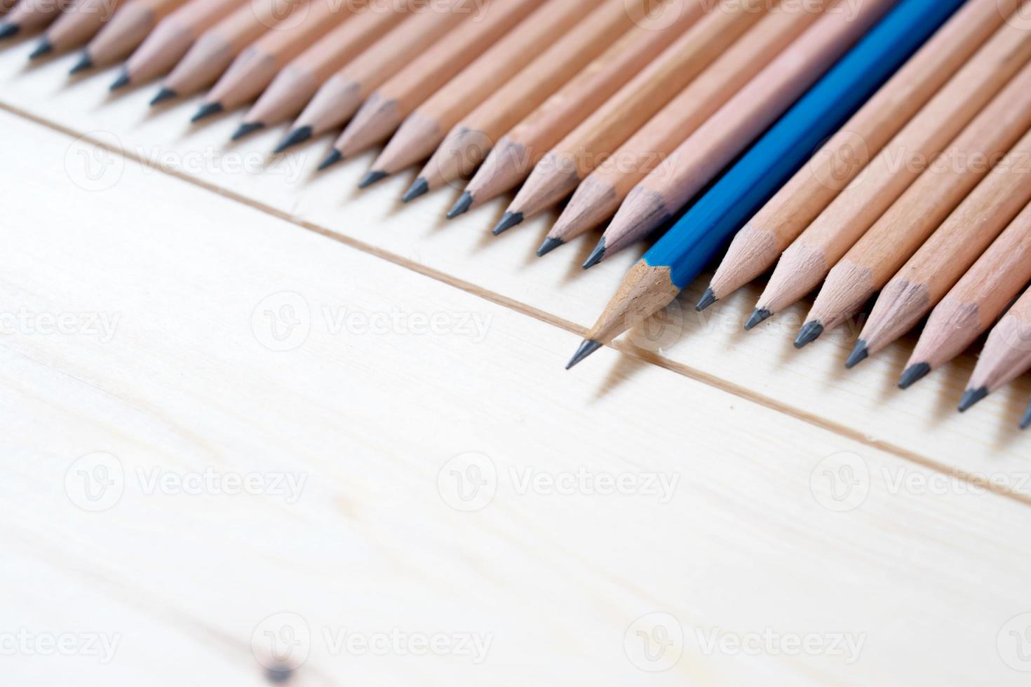 Bleistifte isoliert auf Holz - materieller Hintergrund foto