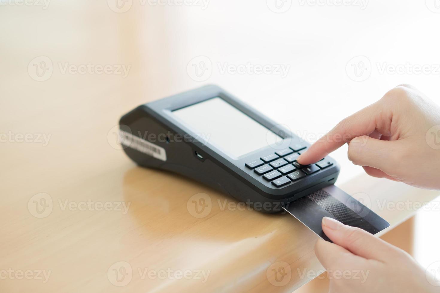 Nahaufnahme einer Person, die ein Kreditkartenzahlungssystem verwendet foto