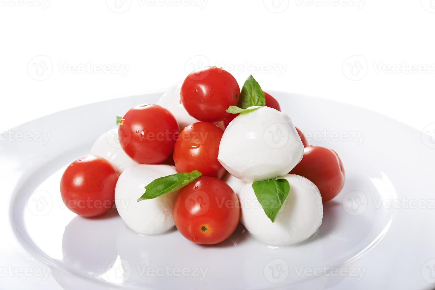 Caprese mit ganzen Tomaten foto
