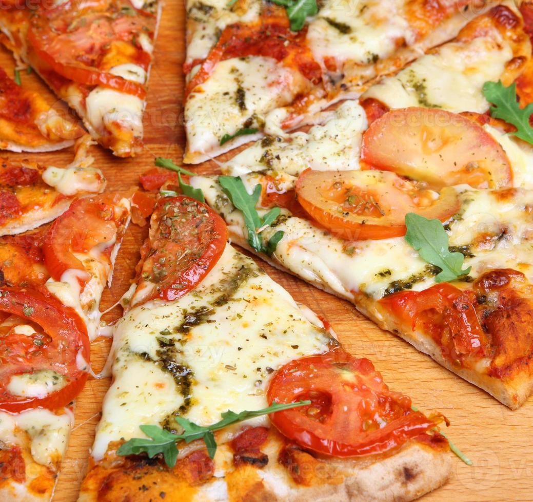 Pizza Margharita mit Basilikum Pesto foto
