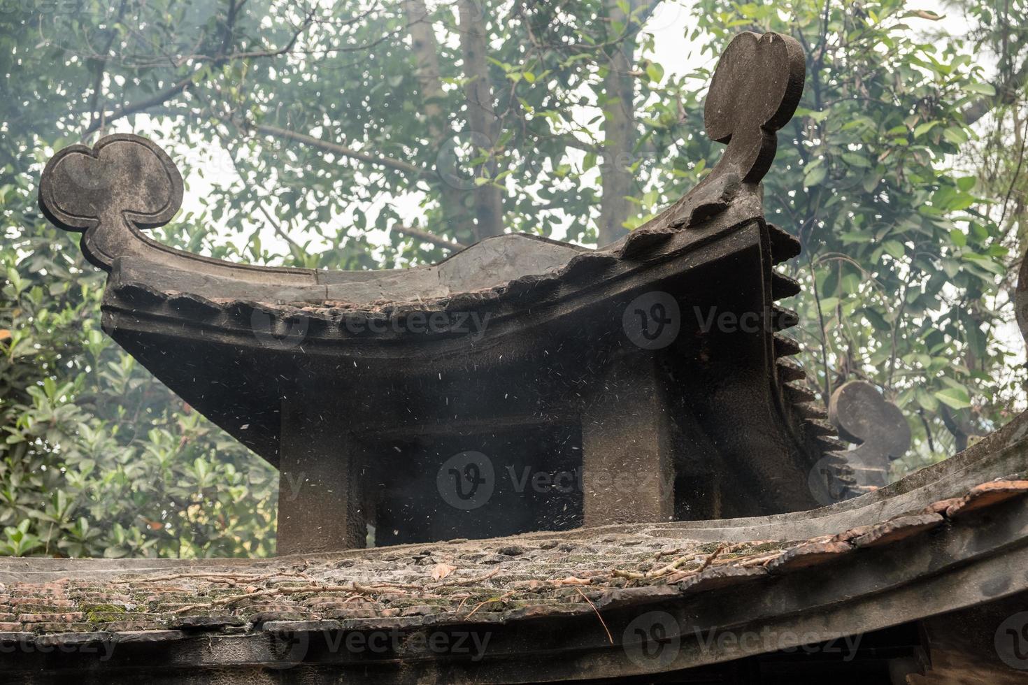 brennendes papier im stupa-stein mit staub und rauch foto
