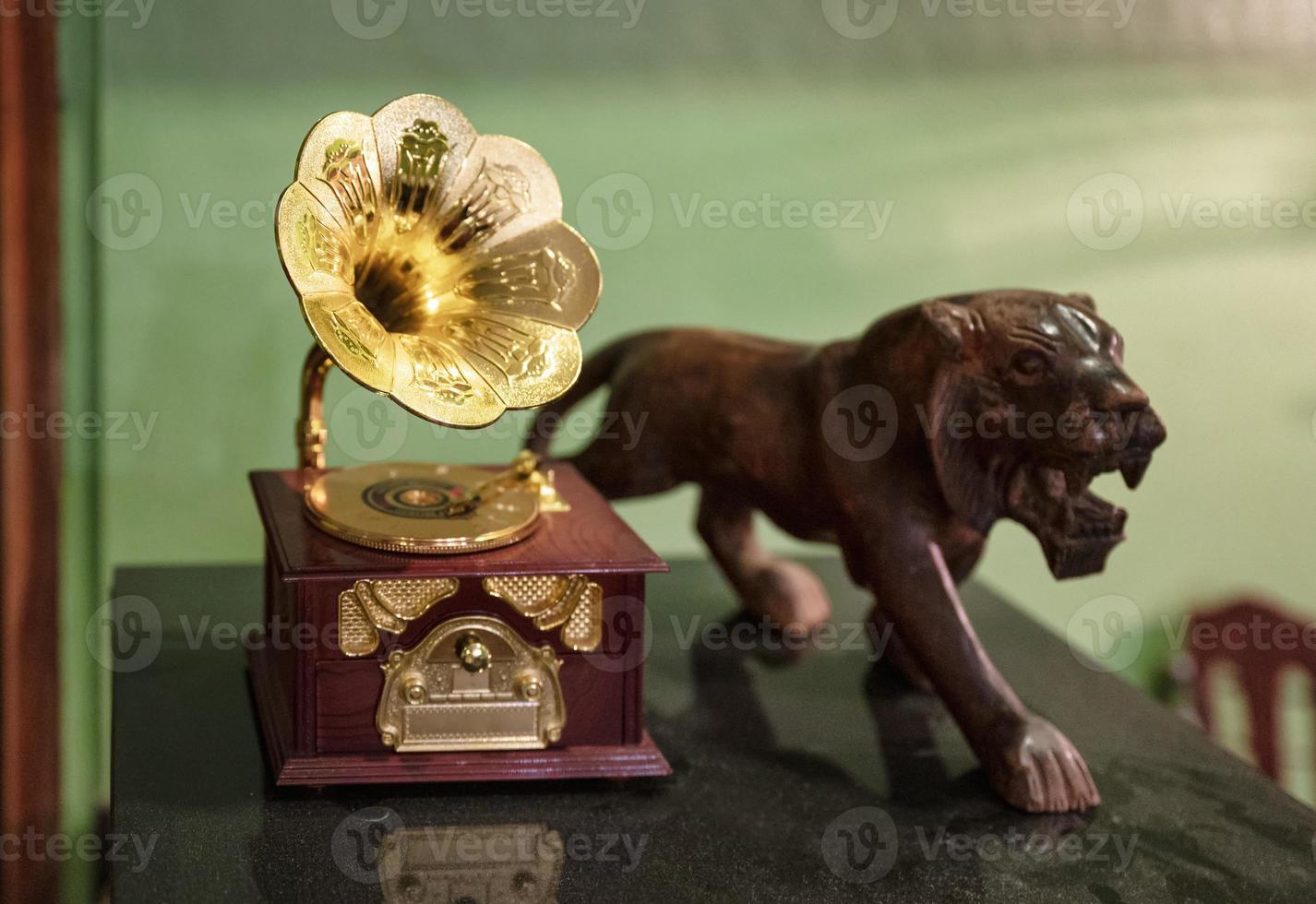 Vintage-Radio-Soundplayer mit Holzlöwenstatue foto