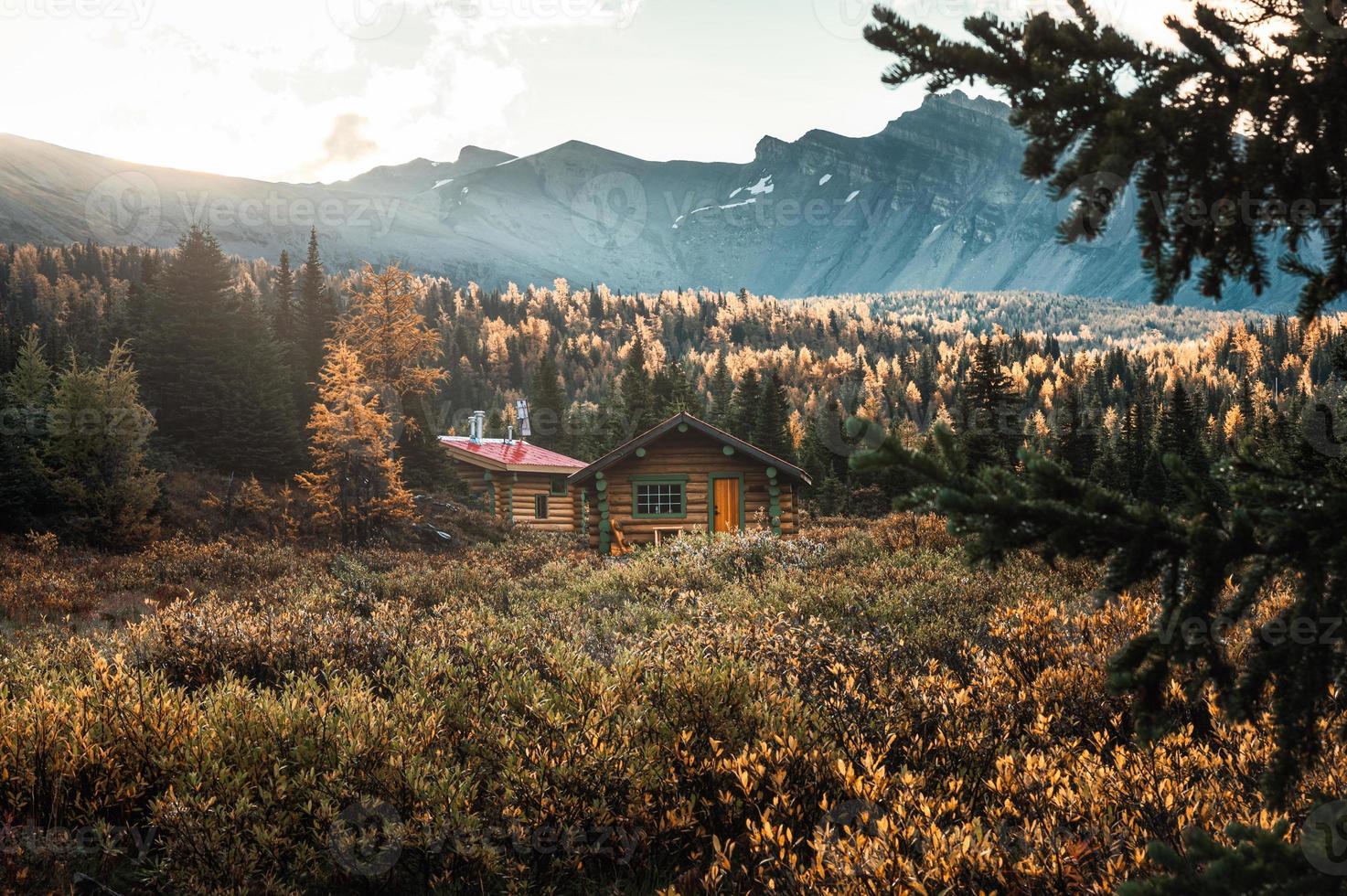Holzhütten und Sonnenschein im Herbstwald am Morgen im Assiniboine Provincial Park foto