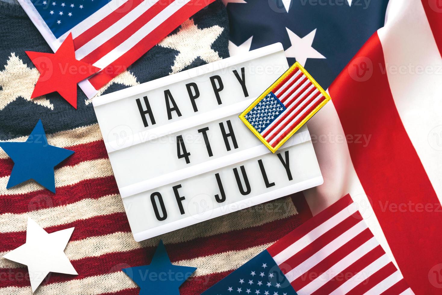 glücklicher unabhängigkeitstag am 4. juli. Draufsicht auf den Leuchtkasten mit dem Text Happy 4. Juli, amerikanischen Flaggen und Sternen foto