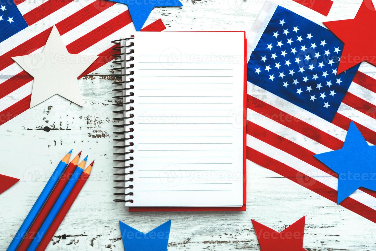 glücklicher unabhängigkeitstag am 4. juli. Draufsicht auf Notizbuch, amerikanische Flaggen, Sterne und Bleistifte mit Platz für Text foto