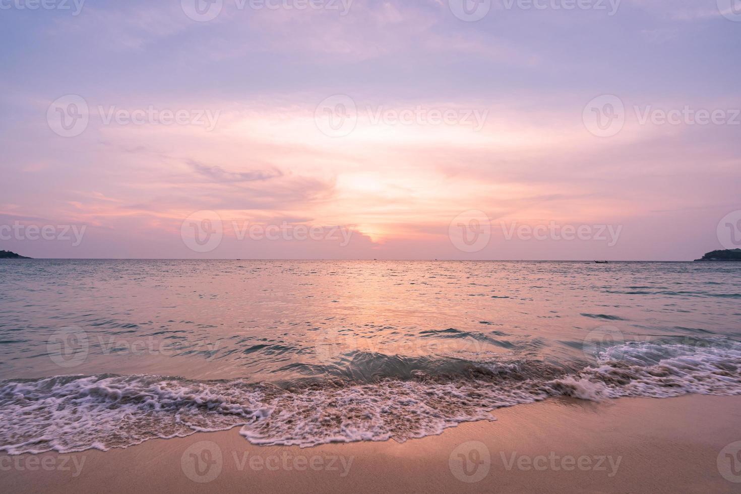 schöner sonnenuntergang am tropischen strand im sommer foto