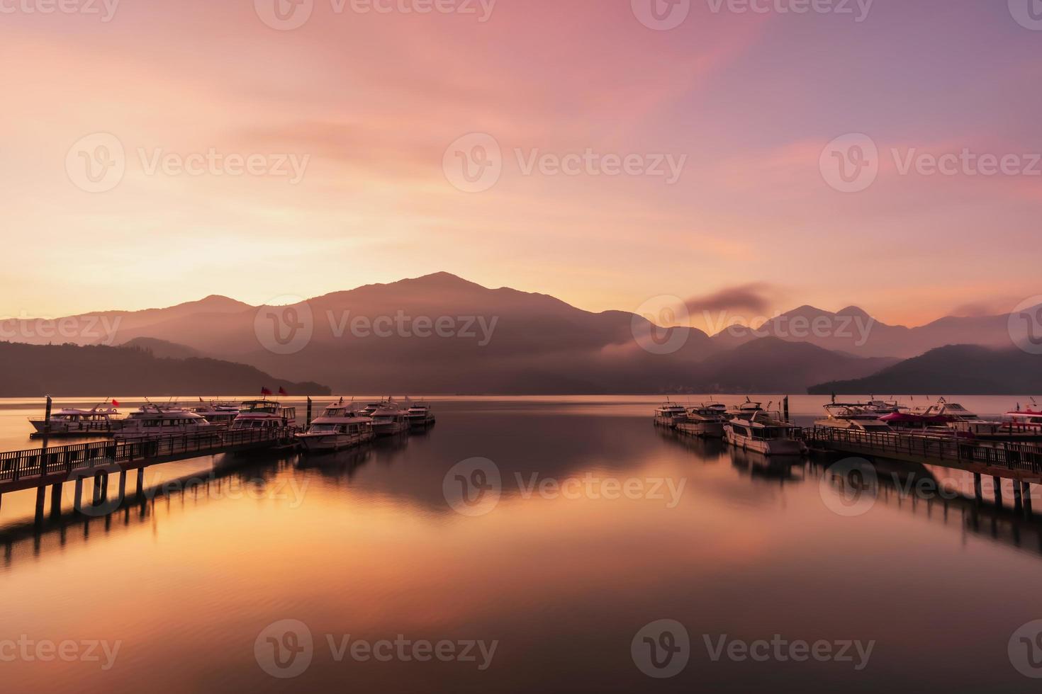 schöne sonnenaufgangslandschaft am sonne-mond-see in nantou, taiwan foto