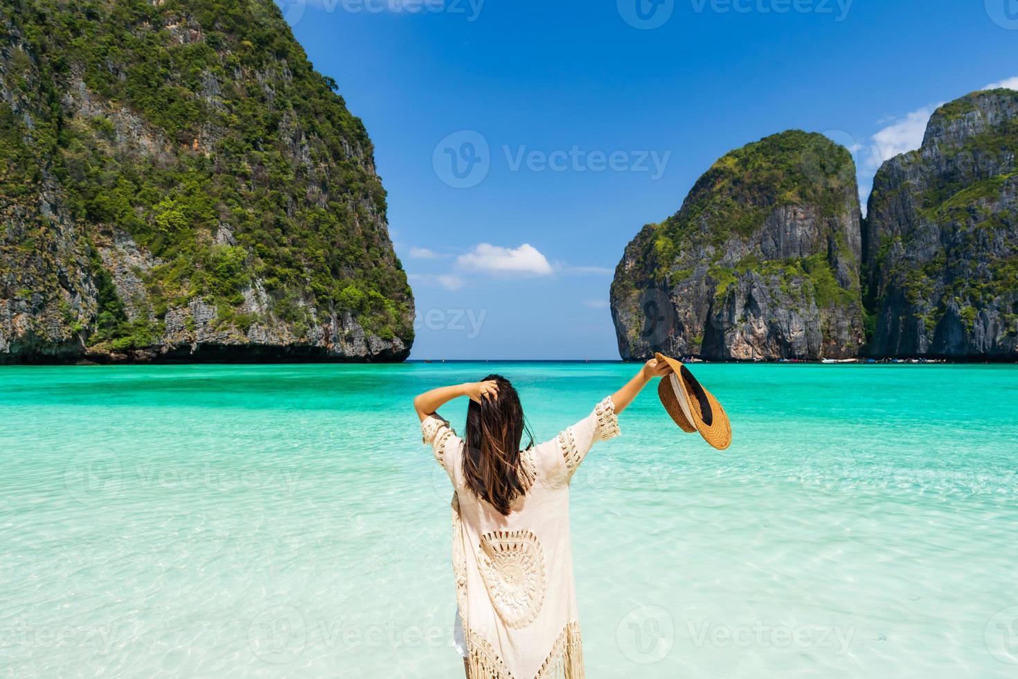 junge reisende, die sich am wunderschönen tropischen weißen sandstrand in maya bay in krabi, thailand, sommerferien und reisekonzept entspannt und genießt foto
