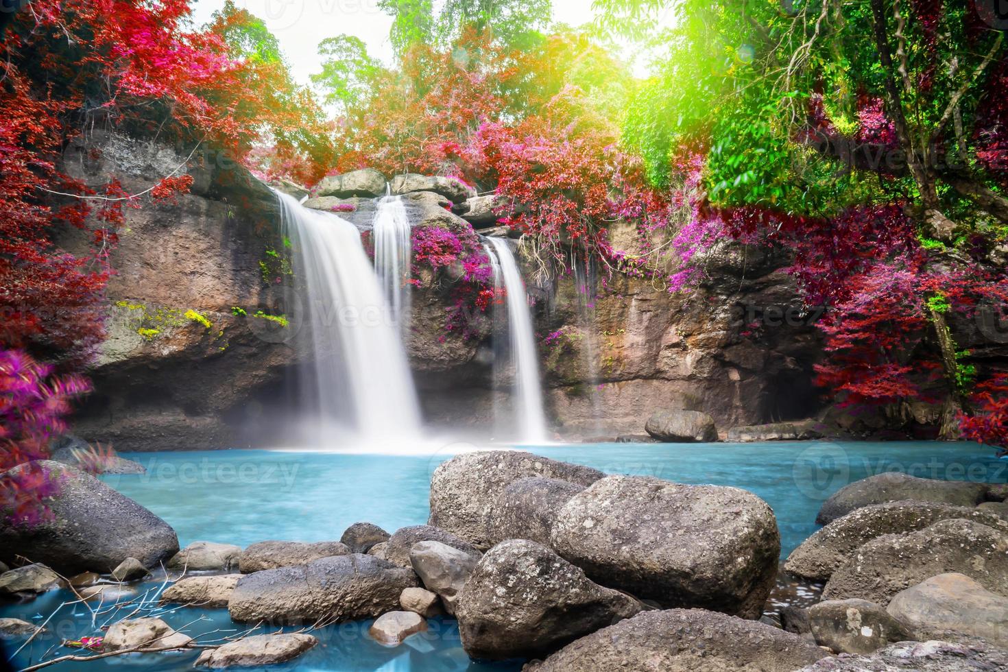 Reisen Sie im Herbst zum wunderschönen farbenfrohen majestätischen Wasserfall im Nationalparkwald, weiches Wasser des Baches im Naturpark foto