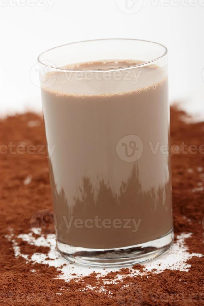 Schokoladenmilchshake und Kakaopulver foto