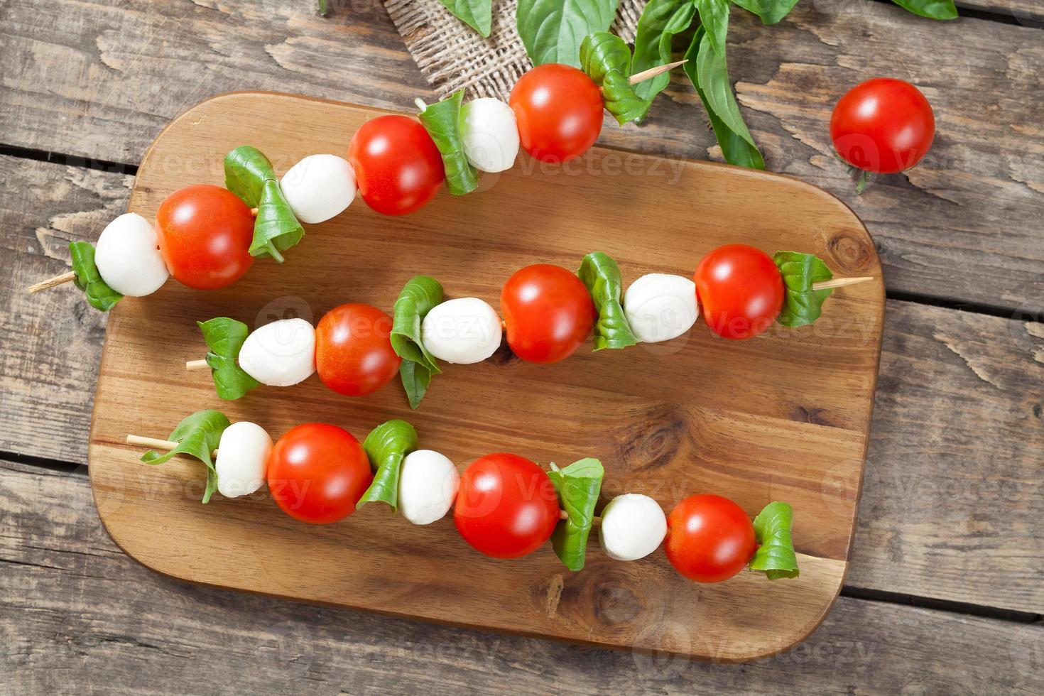 Italienische traditionelle hausgemachte Spieße mit Mozzarella-Tomaten und Basilikum genannt foto