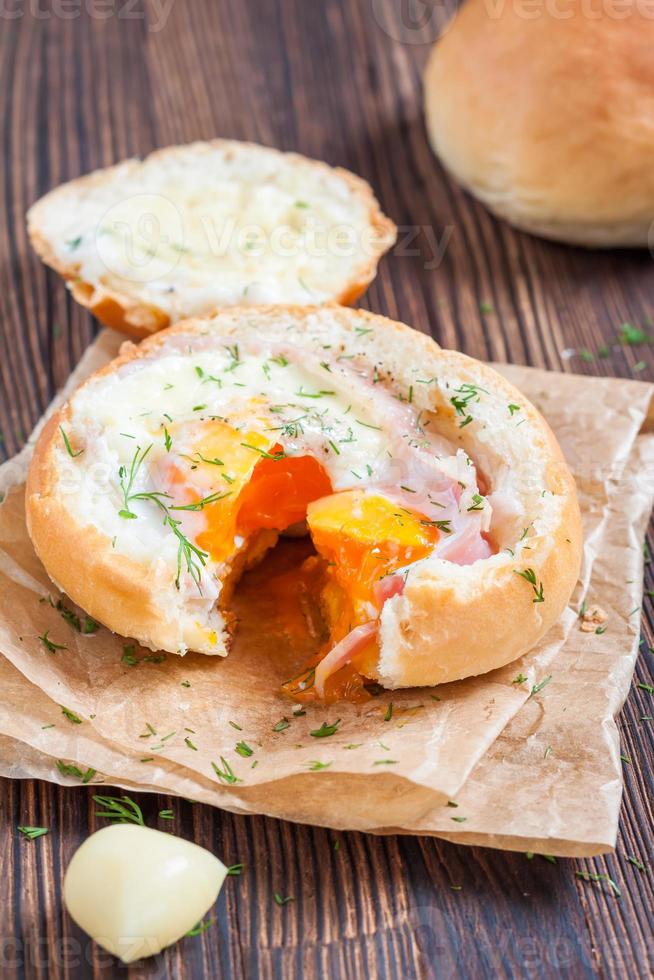 Sandwich mit Ei, Käse und Speck. warmes Frühstück. foto