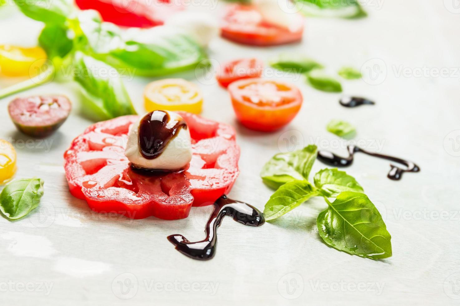 Tomatenscheibe mit Mozzarella und Basilikumblättern, Nahaufnahme foto