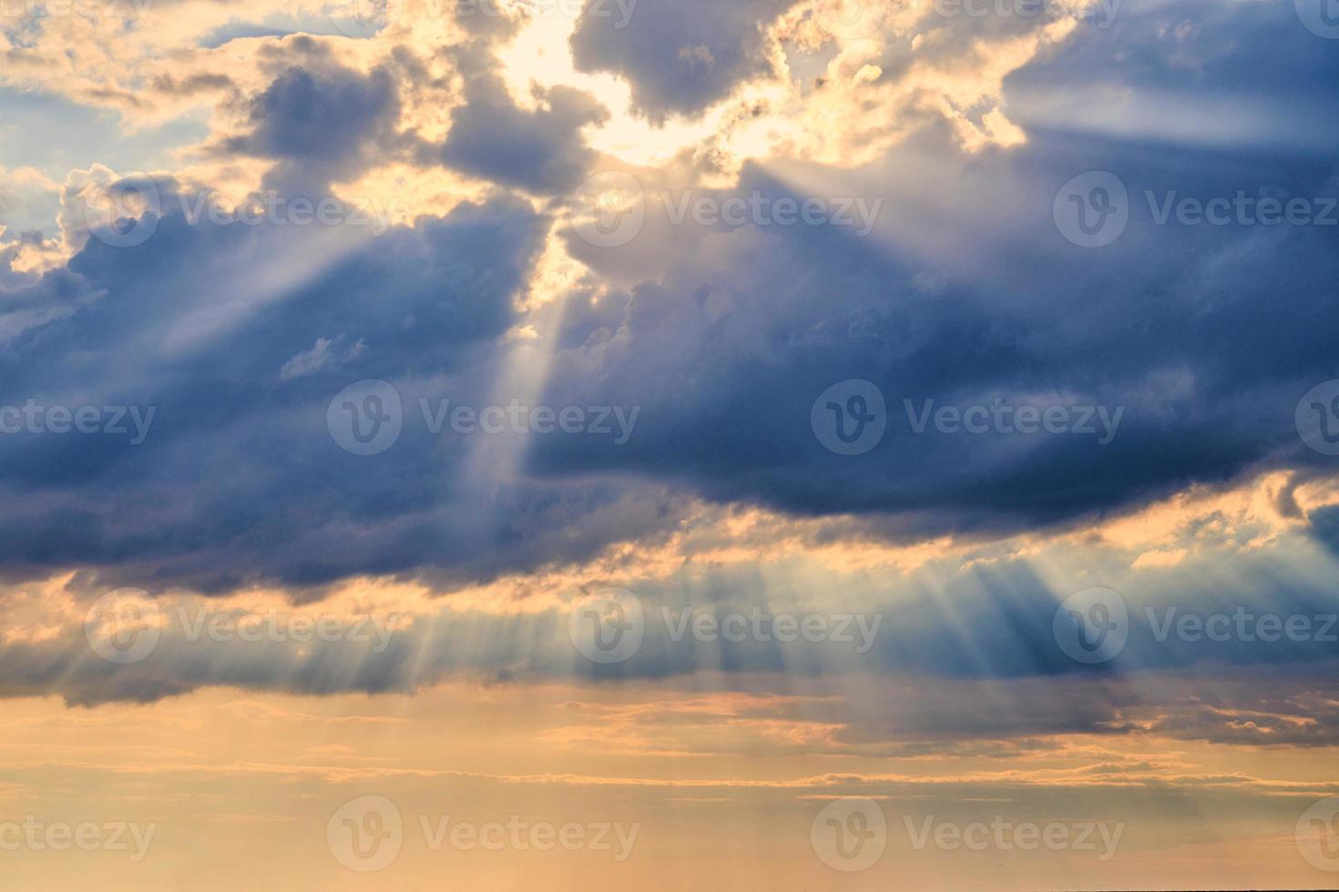 sonnenstrahlen und wolken, sonnenstrahlen, die durch kumuluswolken scheinen, atemberaubende szene des naturphänomens foto