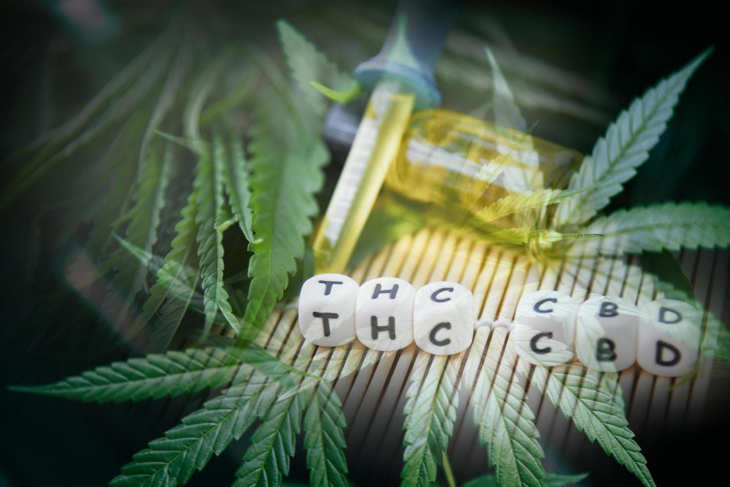 cbd-öl hanf produkte cannabisblatt aromatherapie kräuteröl flaschen hintergrund - marihuana pflanze ätherische öle natürlicher und organischer minimalistischer lebensstil natürlicher zutat foto