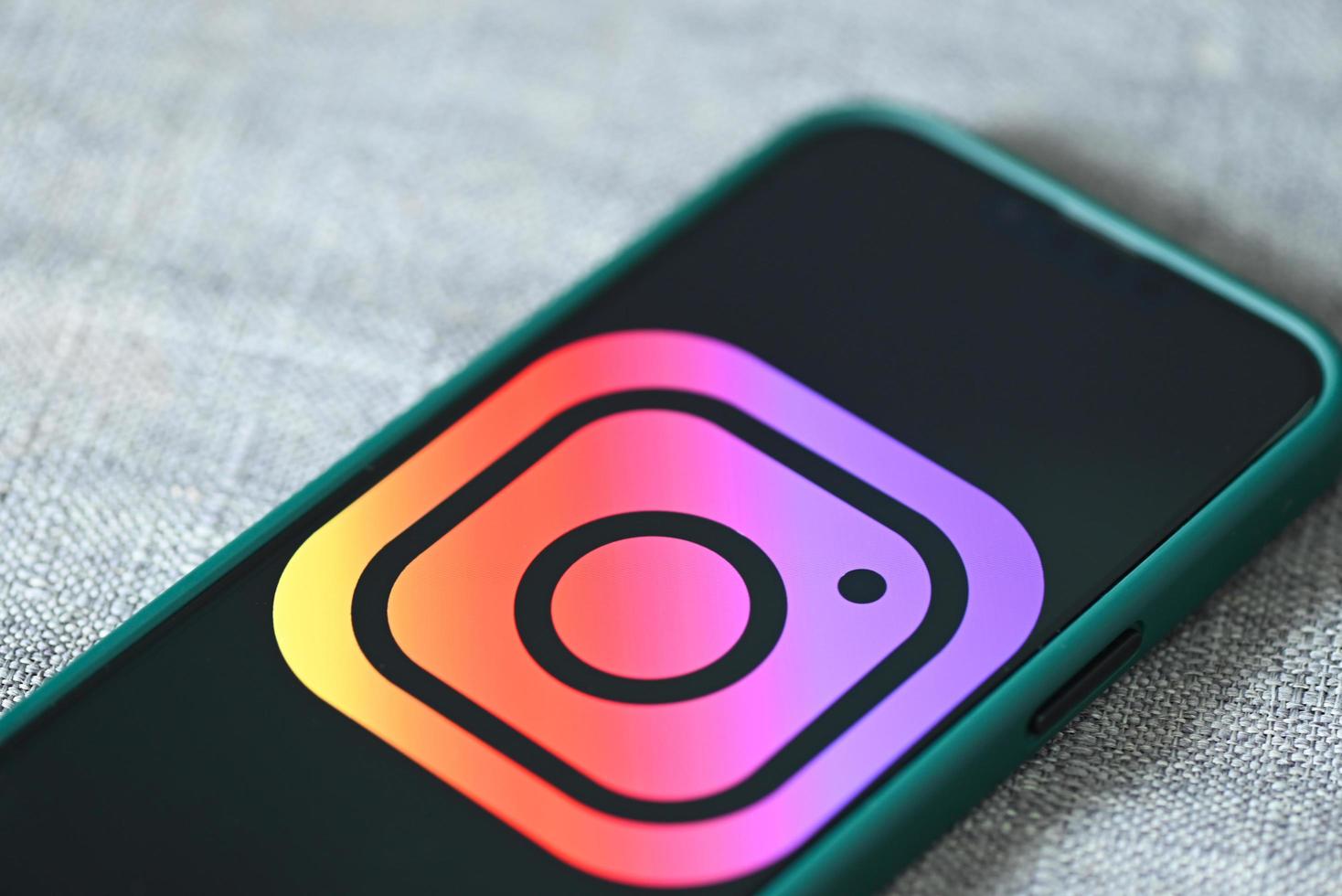 instagram-anwendungssymbol auf apple iphone 13 pro, smartphone mit ig instagram-logo auf dem bildschirm beliebtes social-media-netzwerk foto