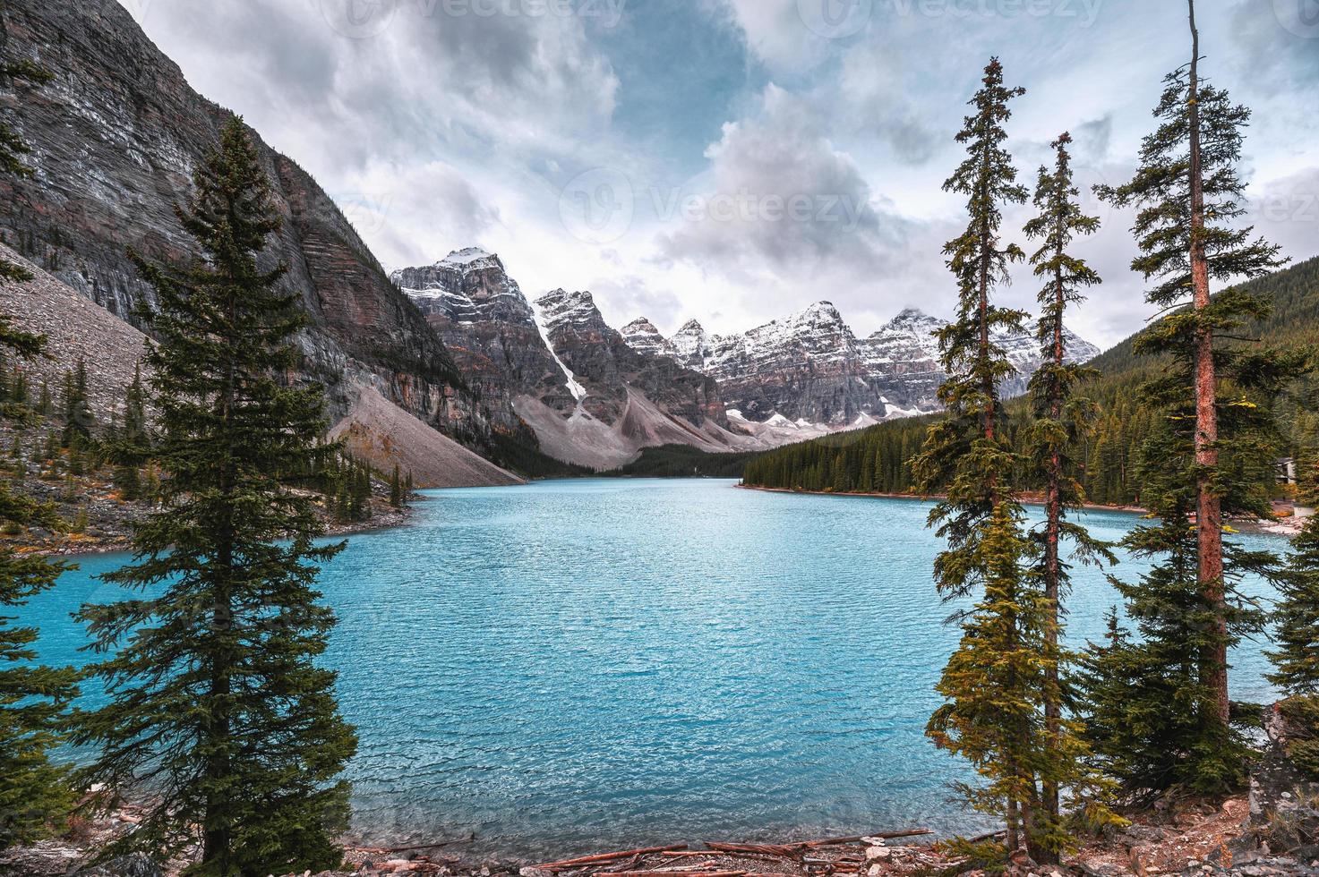 Moränensee mit kanadischen Rocky Mountains und Kiefern im Banff-Nationalpark foto