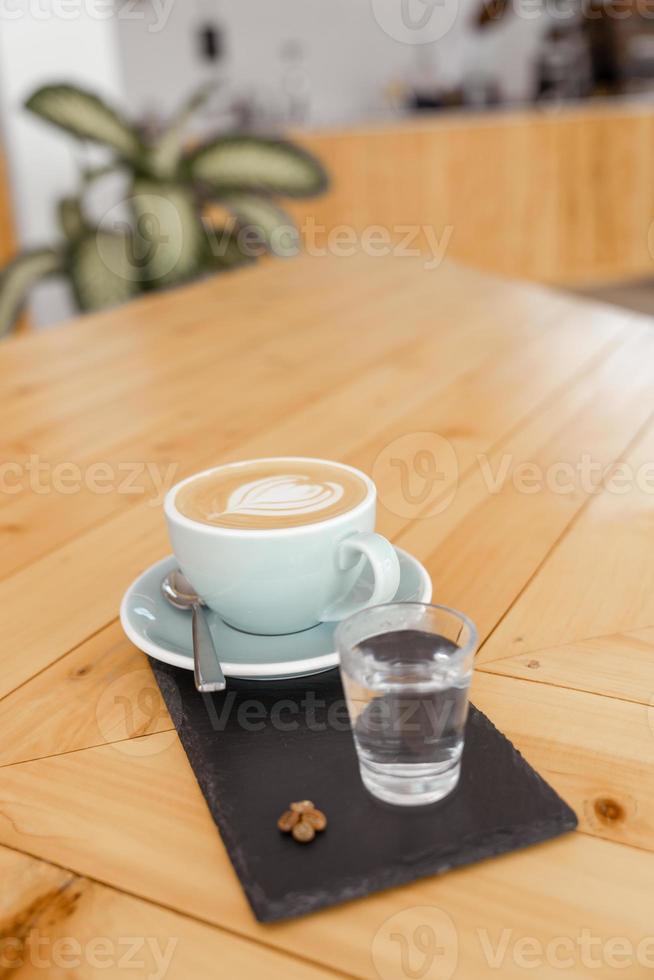 Tasse heißen Cappuccino-Kaffee auf dem Tisch foto