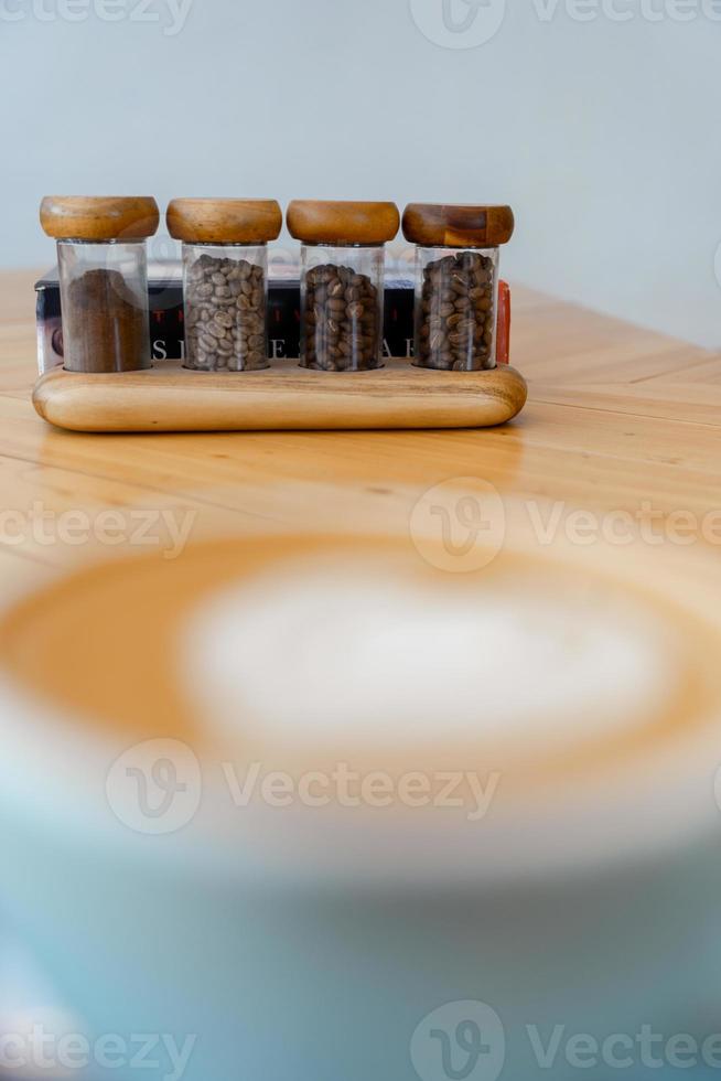 Tasse heißen Cappuccino-Kaffee auf dem Tisch foto