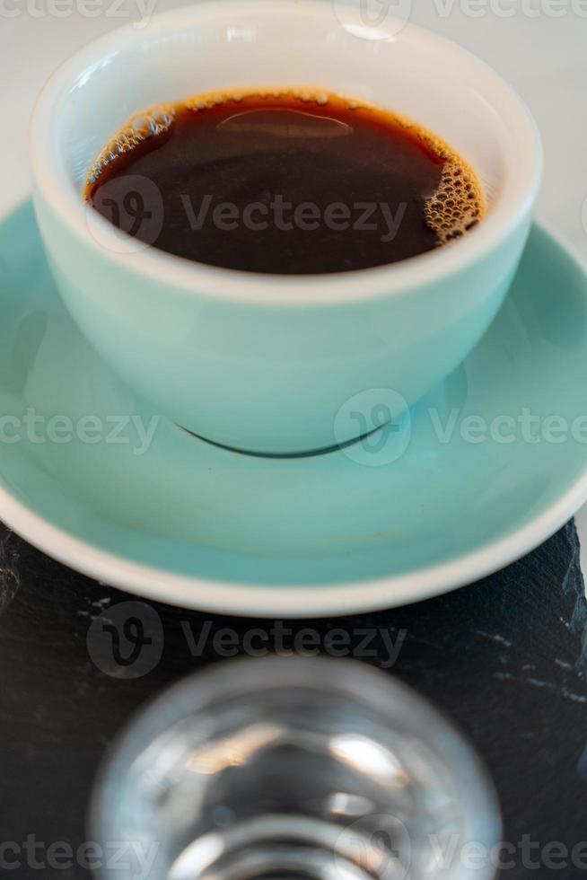 Tasse heißen Cappuccino-Kaffee auf dem Tisch foto
