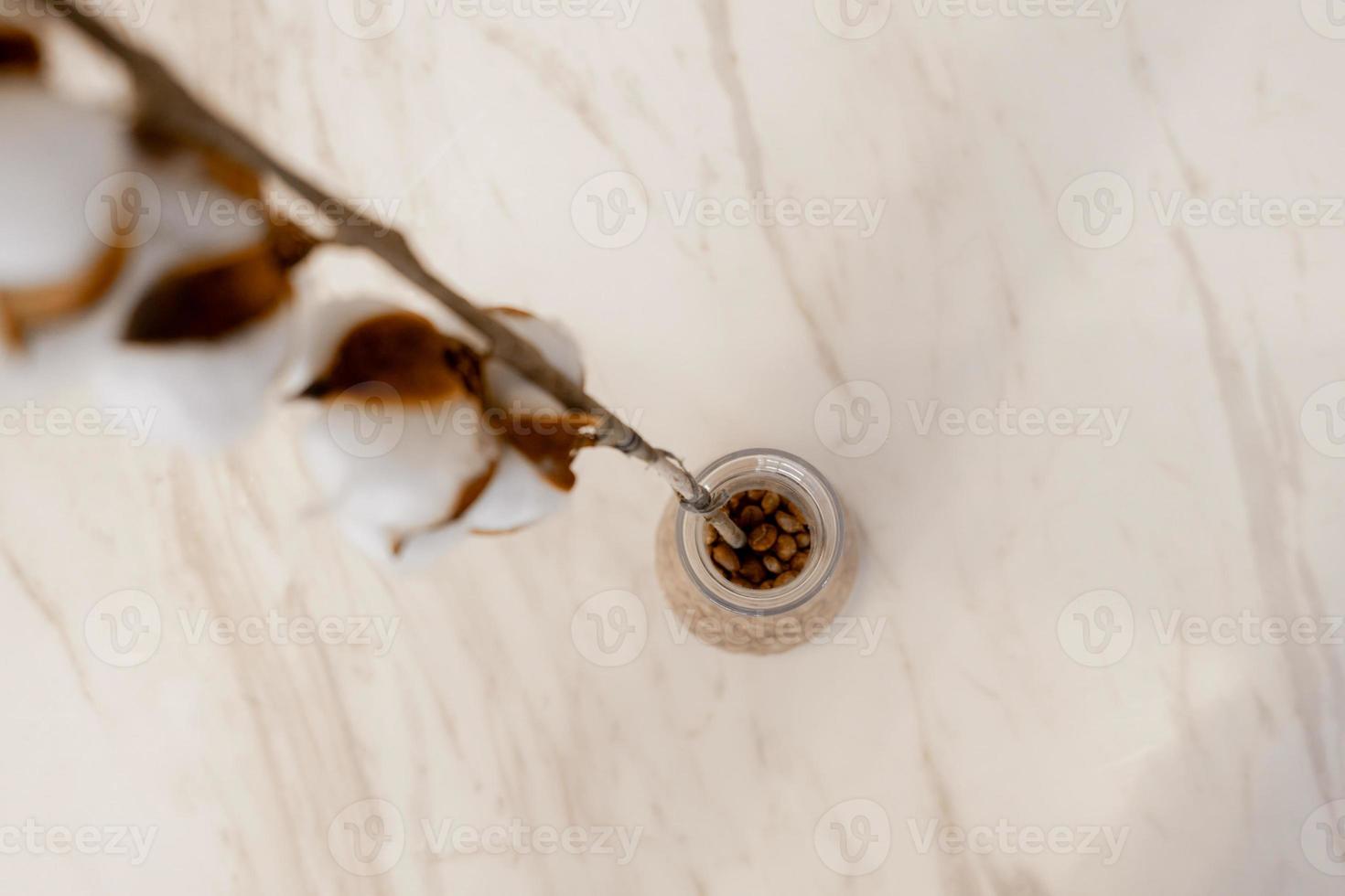 Tasse heißen Cappuccino-Kaffee auf dem Tisch foto