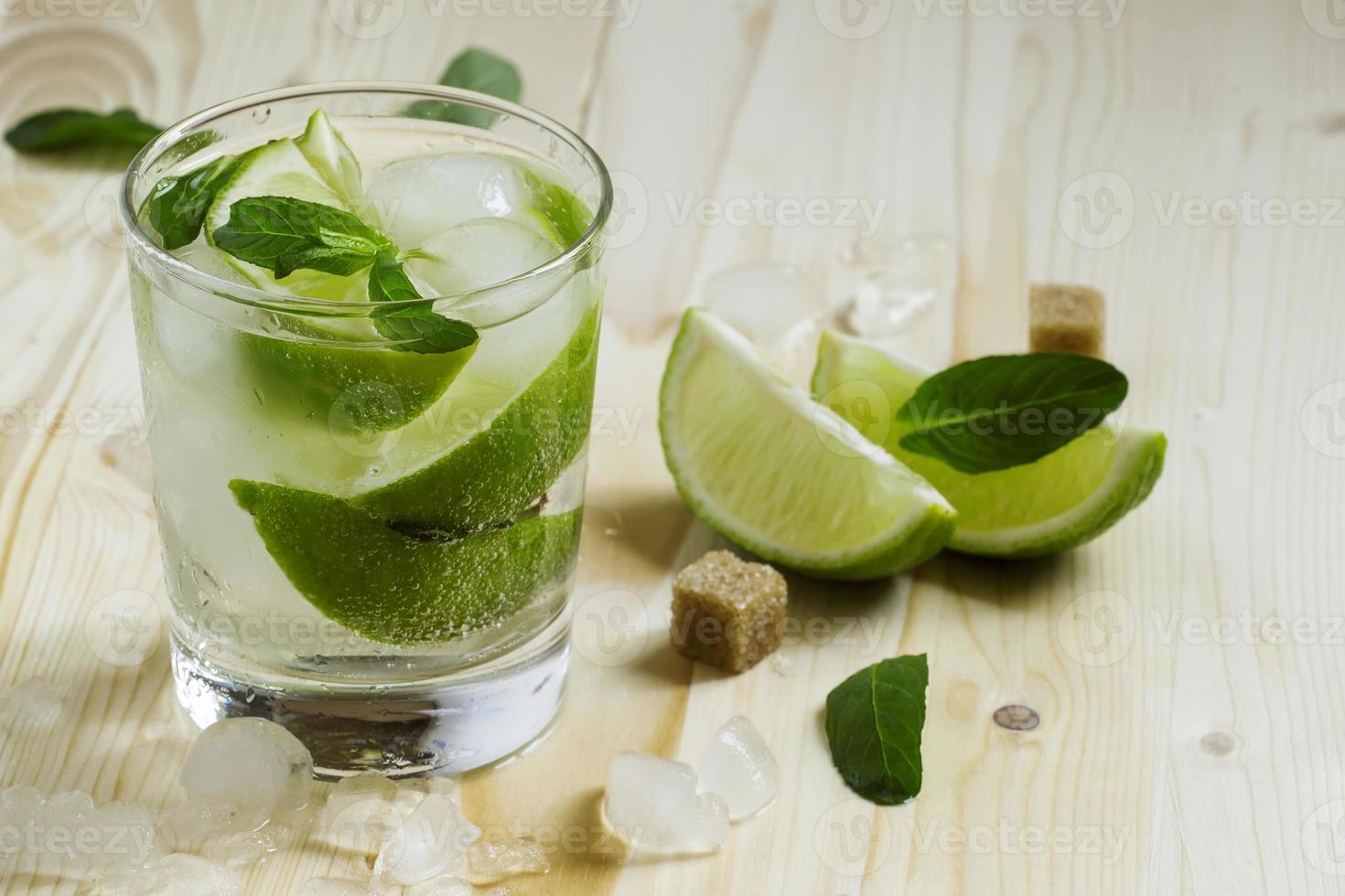 frischer Cocktail mit Soda, Zitrone und Minze, selektiver Fokus foto