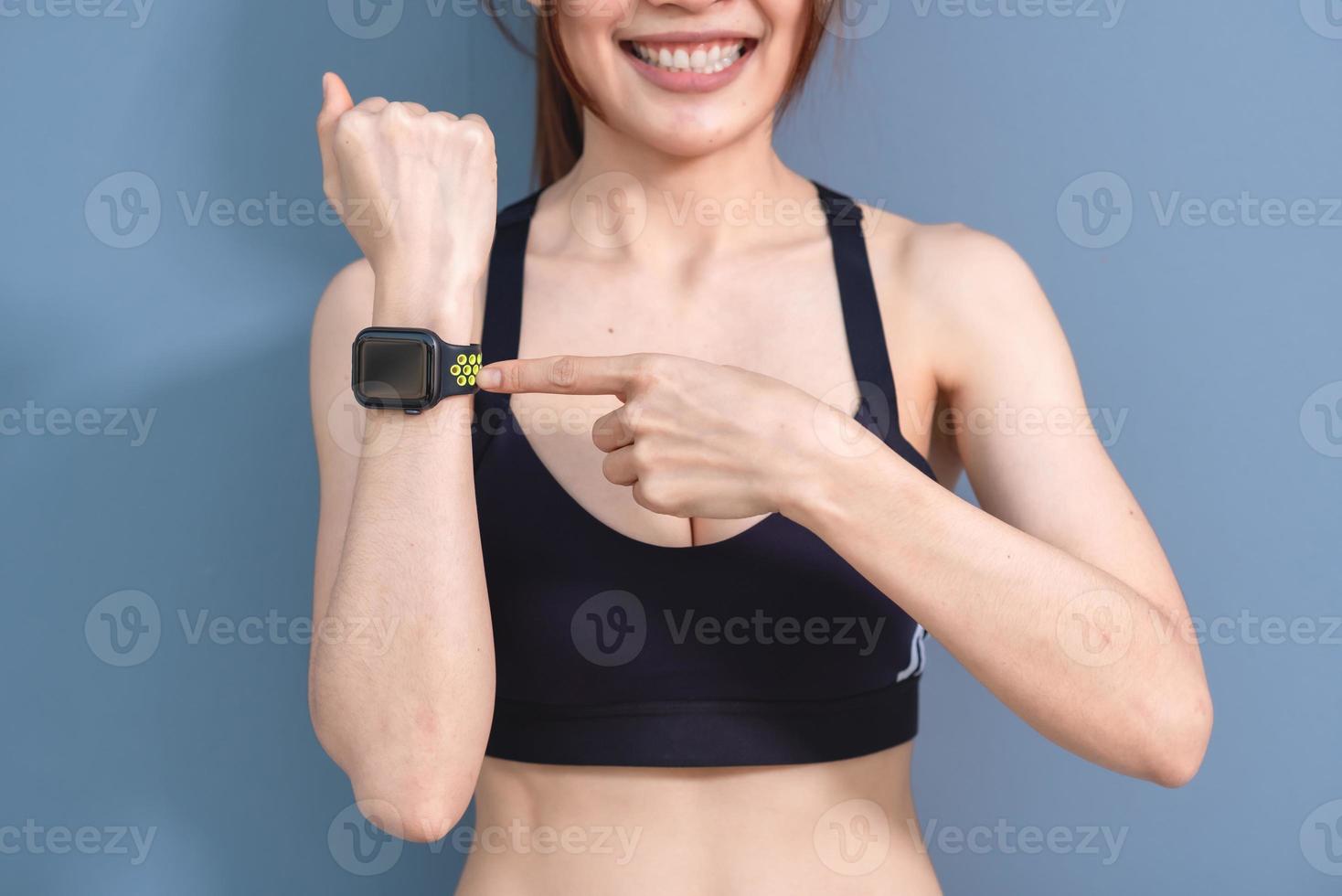 Smartwatch zeigt eine Herzfrequenz der trainierenden Frau im Fitnessstudio foto