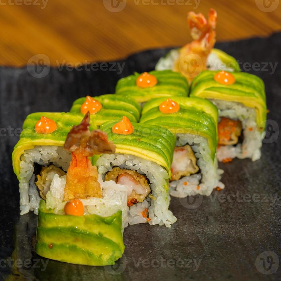 Bio-Sushi-Rolle mit Shrimps-Tempura im Restaurant foto