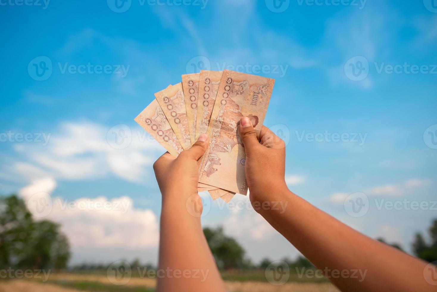 5.000 Baht thailändische Banknoten, die die Menschen von der Regierung erhalten. foto