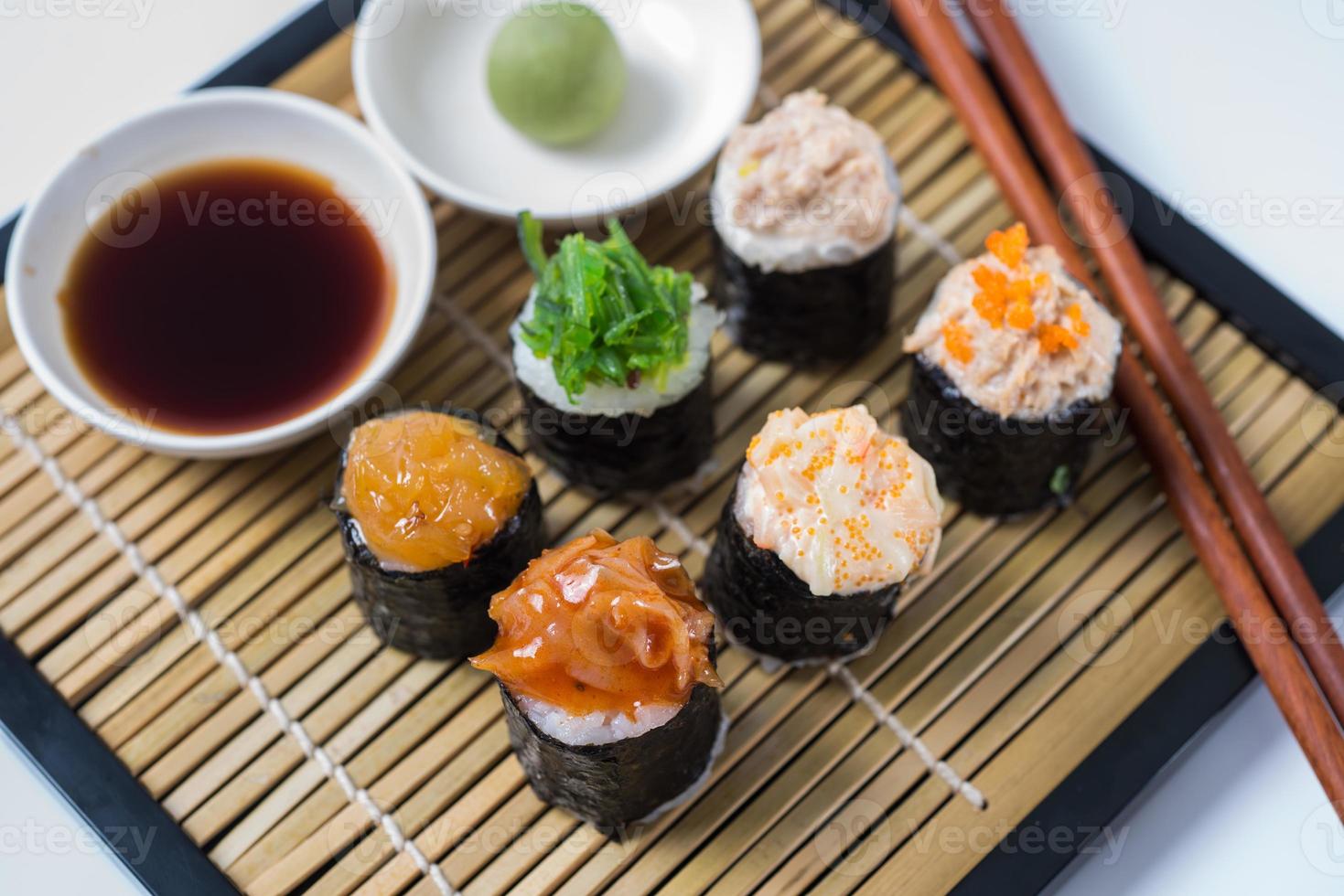 Sammlung von Sushi-Stücken auf weißem Hintergrund foto