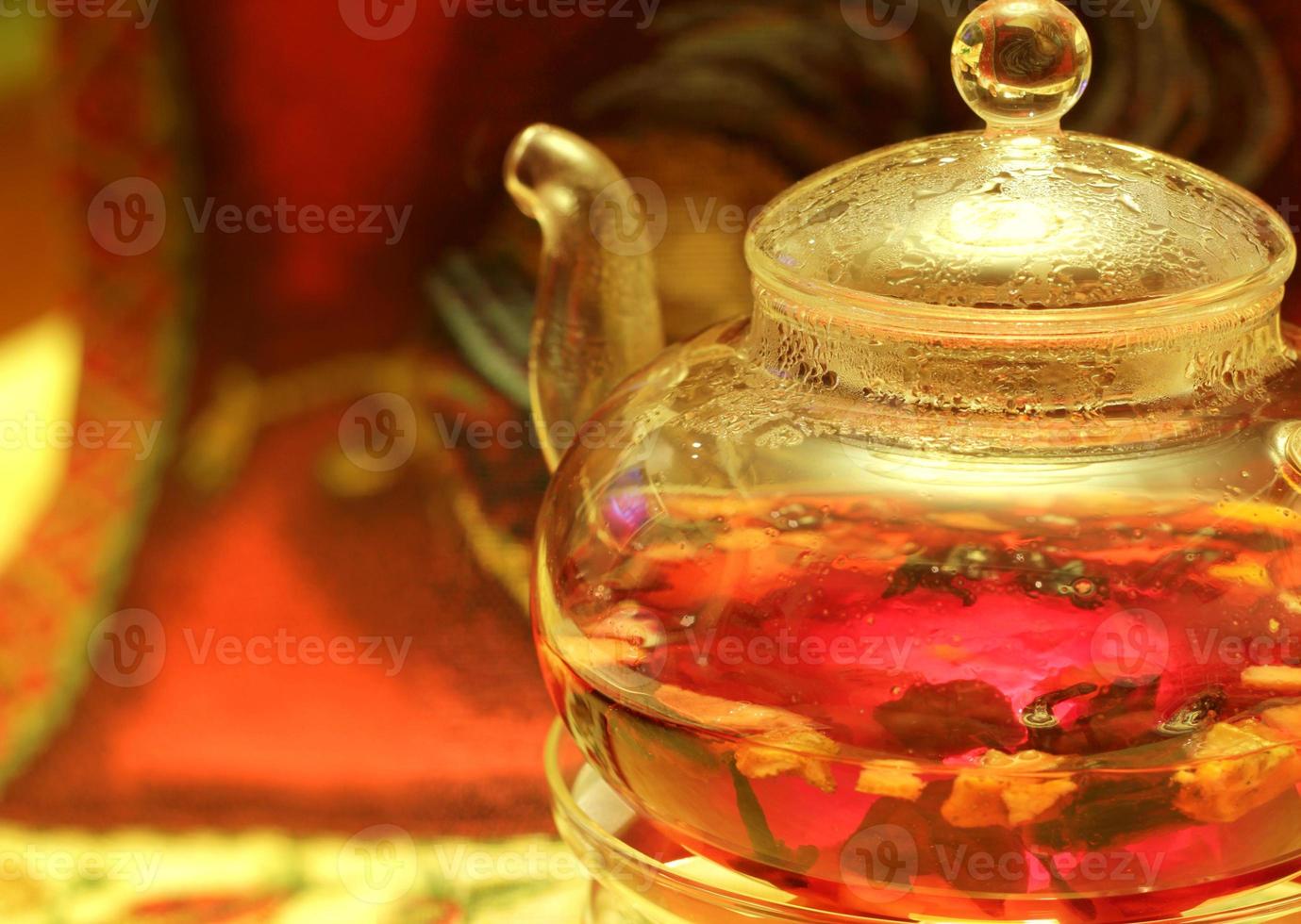 Teekanne mit roten Früchten foto