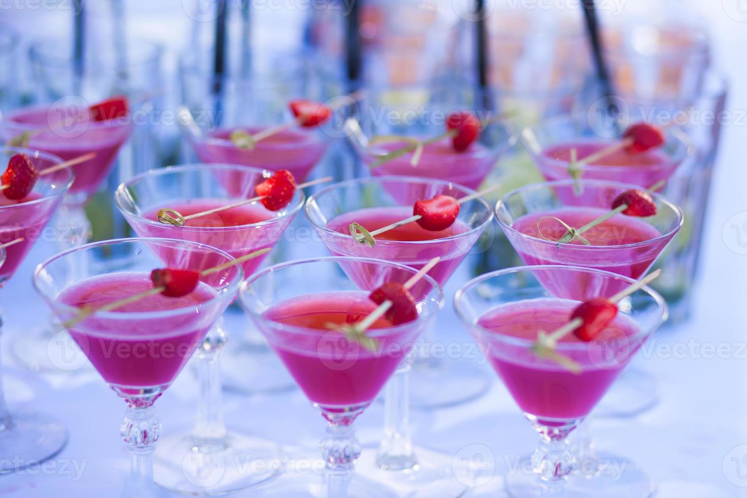 Reihe von verschiedenen Alkohol-Cocktails auf Event Open-Air-Nachtparty foto