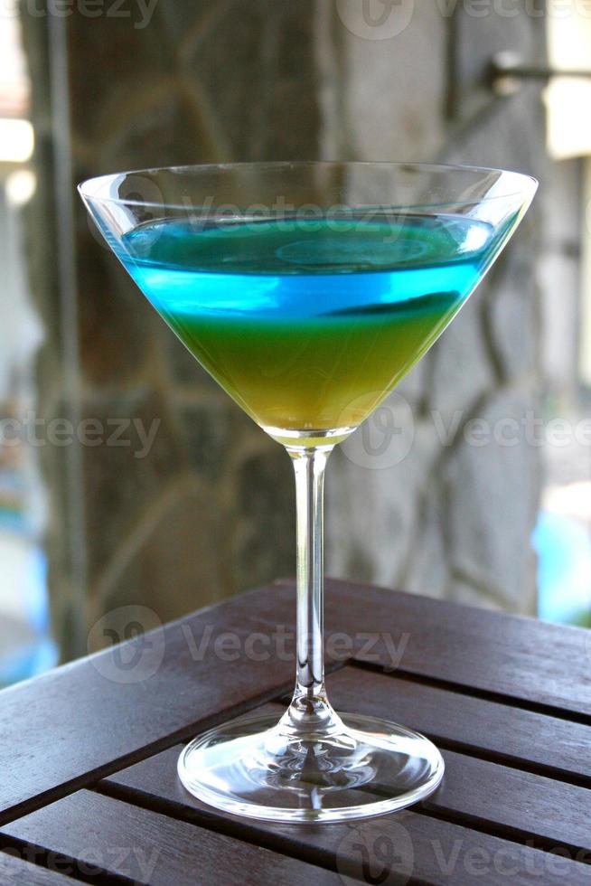 mehrfarbiger Cocktail mit Zitrone foto