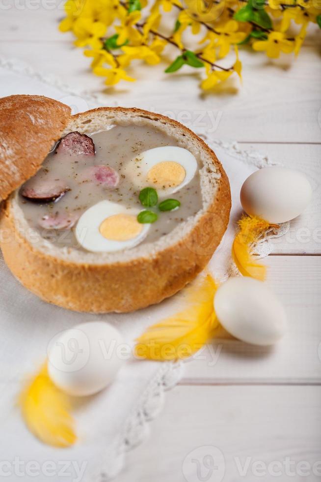 polnische Ostersuppe mit Ei und Wurst foto