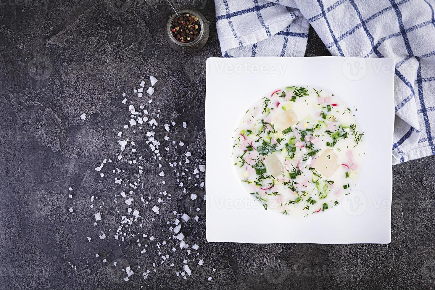 russische traditionelle kalte suppe okroshka. kalte sommersuppe mit joghurt und gemüse. foto