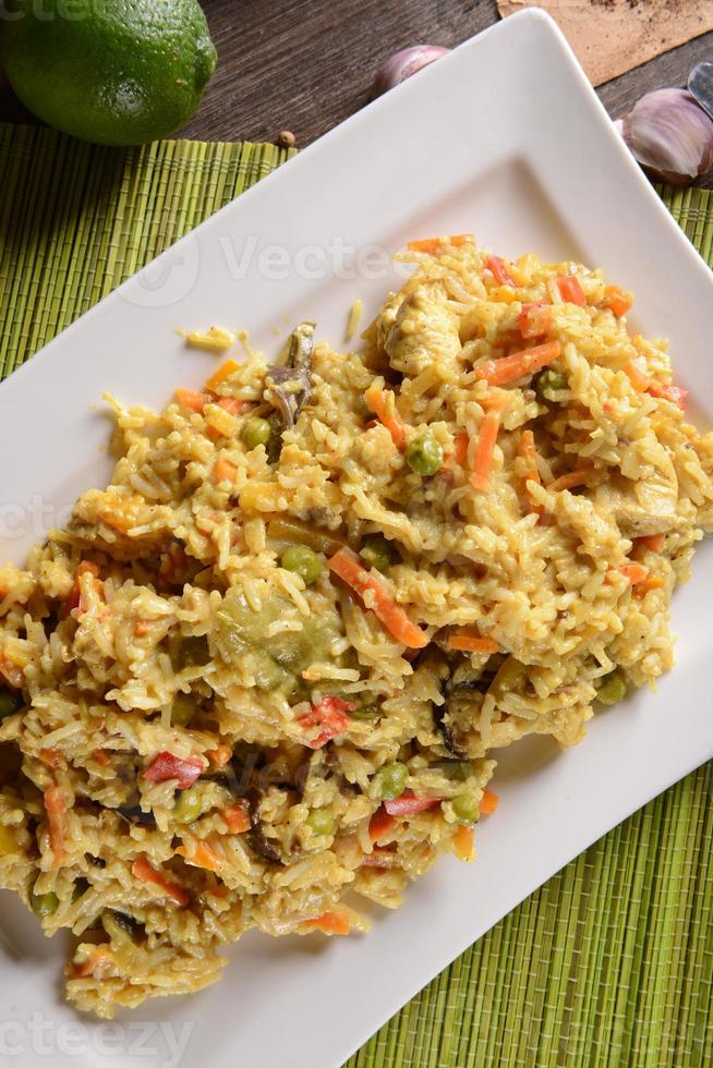 Huhn mit Reis, Limette und Currysauce foto