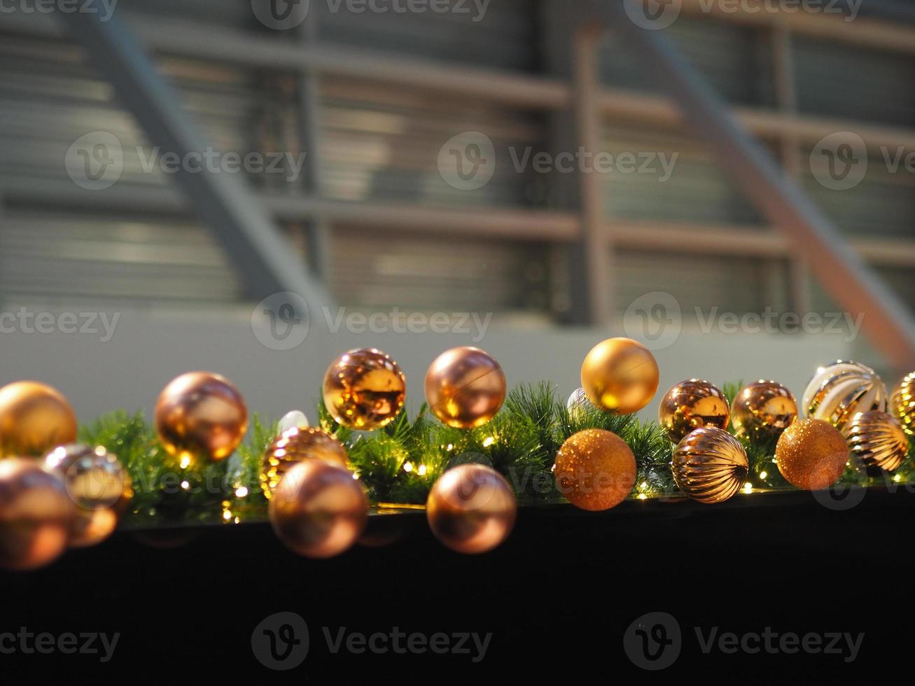 weihnachtsschmuck dekoration farbige kugeln globus glocke nussknacker lichter foto