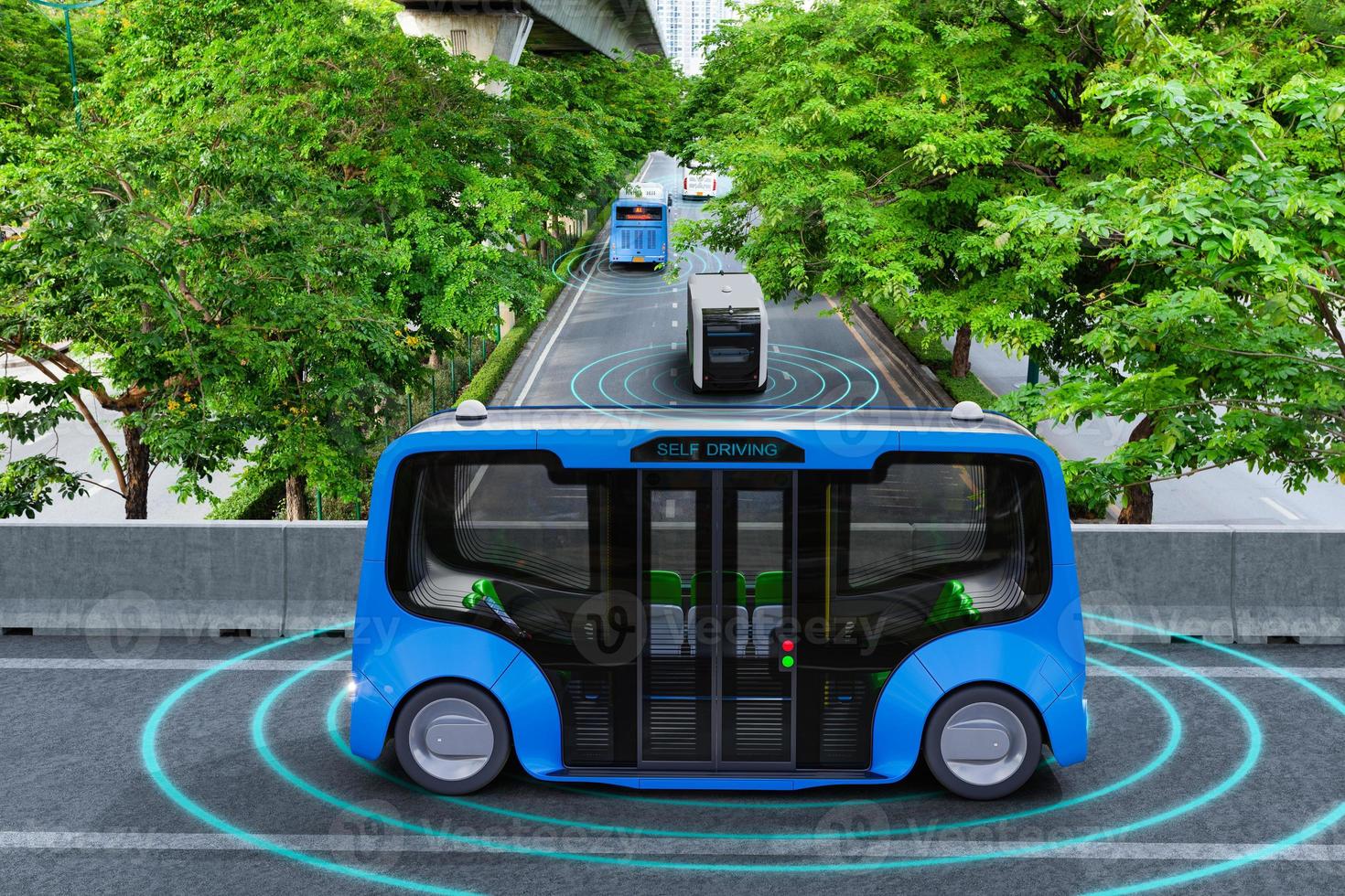 Autonomer Elektro-Shuttlebus, der über die grüne Straße der Stadt fährt, intelligentes Fahrzeugkonzept foto