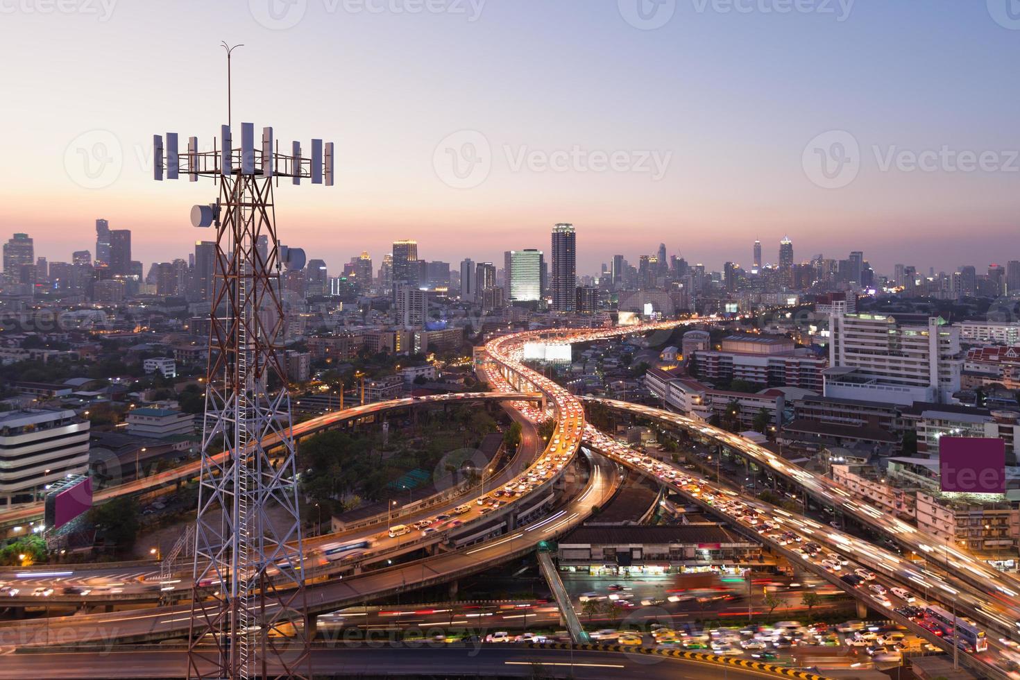 Fernmeldeturm mit 5g-Mobilfunkantenne auf Stadthintergrund foto