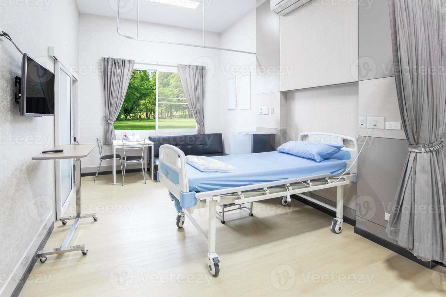 Krankenhauszimmer mit Betten und komfortabler medizinischer Ausstattung in einem modernen Krankenhaus foto